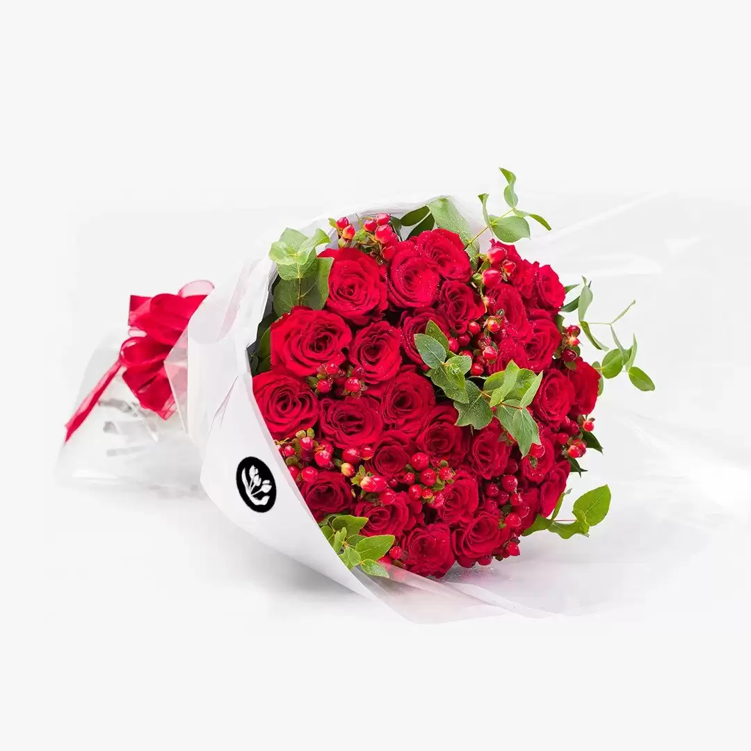 Passionate Embrace | Roses Bouquet Online Delivery In Bahrain - Flora D'lite