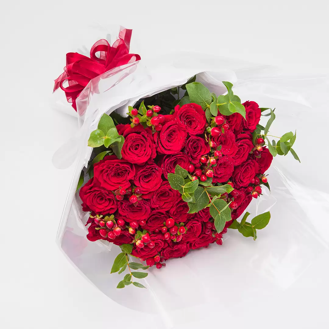 Passionate Embrace | Roses Bouquet Online Delivery In Bahrain - Flora D'lite